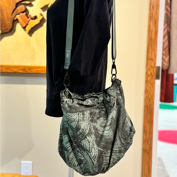 Lululemon Diversity Bag Wanderlust 2016 Mini Wavy Desert Olive Fatigue Rare - Picture 4 of 12